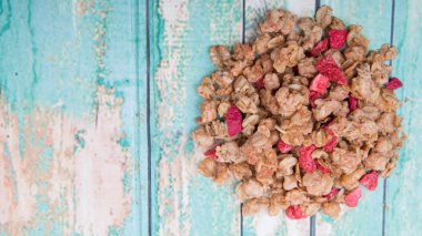 Kurutulmuş ahududu ile Mısır gevreği