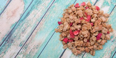 Kurutulmuş ahududu ile Mısır gevreği