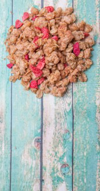 Kurutulmuş ahududu ile Mısır gevreği