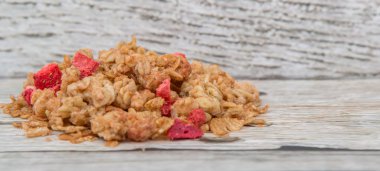 Kurutulmuş ahududu ile Mısır gevreği