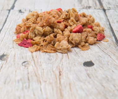 Kurutulmuş ahududu ile Mısır gevreği