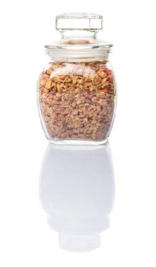 Kurutulmuş frambuaz adet cam beyaz arka plan üzerinde Mısır gevreği