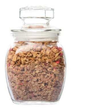 Kurutulmuş frambuaz adet cam beyaz arka plan üzerinde Mısır gevreği