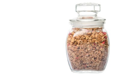 Kurutulmuş frambuaz adet cam beyaz arka plan üzerinde Mısır gevreği