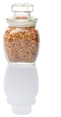 Kurutulmuş frambuaz adet cam beyaz arka plan üzerinde Mısır gevreği