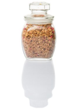 Kurutulmuş frambuaz adet cam beyaz arka plan üzerinde Mısır gevreği