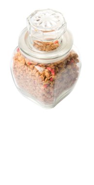 Kurutulmuş frambuaz adet cam beyaz arka plan üzerinde Mısır gevreği