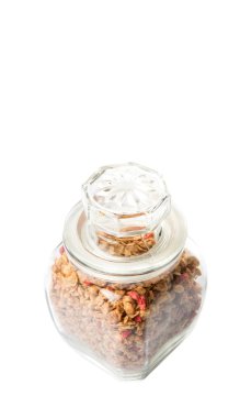 Kurutulmuş frambuaz adet cam beyaz arka plan üzerinde Mısır gevreği