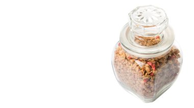 Kurutulmuş frambuaz adet cam beyaz arka plan üzerinde Mısır gevreği