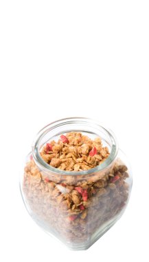 Kurutulmuş frambuaz adet cam beyaz arka plan üzerinde Mısır gevreği