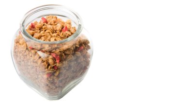 Kurutulmuş frambuaz adet cam beyaz arka plan üzerinde Mısır gevreği