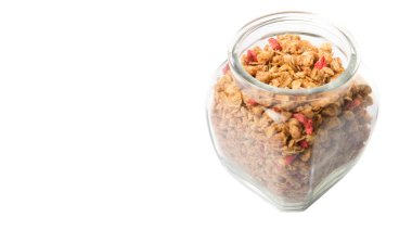 Kurutulmuş frambuaz adet cam beyaz arka plan üzerinde Mısır gevreği