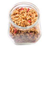 Kurutulmuş frambuaz adet cam beyaz arka plan üzerinde Mısır gevreği