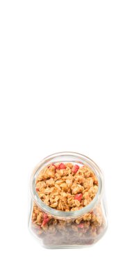 Kurutulmuş frambuaz adet cam beyaz arka plan üzerinde Mısır gevreği