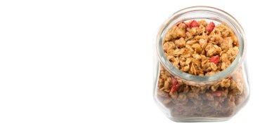 Kurutulmuş frambuaz adet cam beyaz arka plan üzerinde Mısır gevreği