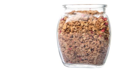 Kurutulmuş frambuaz adet cam beyaz arka plan üzerinde Mısır gevreği