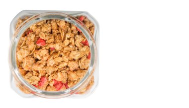 Kurutulmuş frambuaz adet cam beyaz arka plan üzerinde Mısır gevreği