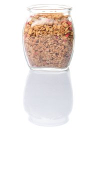 Kurutulmuş frambuaz adet cam beyaz arka plan üzerinde Mısır gevreği