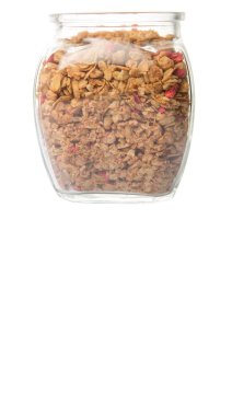 Kurutulmuş frambuaz adet cam beyaz arka plan üzerinde Mısır gevreği