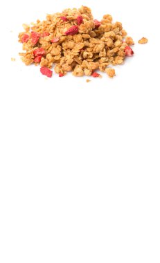 Beyaz arka plan üzerinde kurutulmuş frambuaz adet Mısır gevreği