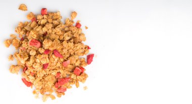 Beyaz arka plan üzerinde kurutulmuş frambuaz adet Mısır gevreği