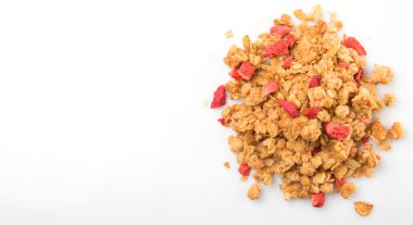 Beyaz arka plan üzerinde kurutulmuş frambuaz adet Mısır gevreği