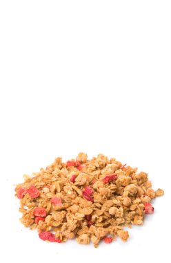 Beyaz arka plan üzerinde kurutulmuş frambuaz adet Mısır gevreği