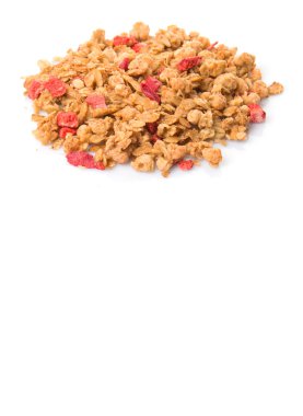 Beyaz arka plan üzerinde kurutulmuş frambuaz adet Mısır gevreği