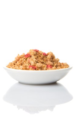 Kurutulmuş frambuaz adet beyaz arka plan üzerinde beyaz kase mısır gevreği