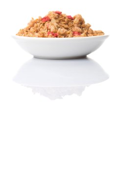 Kurutulmuş frambuaz adet beyaz arka plan üzerinde beyaz kase mısır gevreği