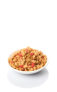 Kurutulmuş frambuaz adet beyaz arka plan üzerinde beyaz kase mısır gevreği