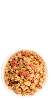 Kurutulmuş frambuaz adet beyaz arka plan üzerinde beyaz kase mısır gevreği