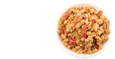 Kurutulmuş frambuaz adet beyaz arka plan üzerinde beyaz kase mısır gevreği