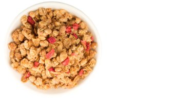 Kurutulmuş frambuaz adet beyaz arka plan üzerinde beyaz kase mısır gevreği