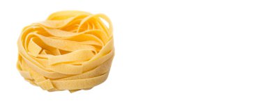 Beyaz arka plan üzerinde kurutulmuş tagliatelle makarna