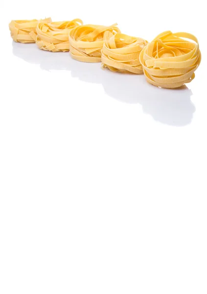 Pasta Tagliatelle Seca Sobre Fondo Blanco — Foto de Stock