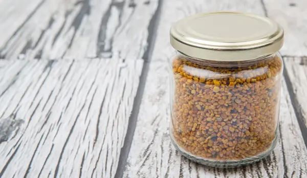 Bee Pollen i murare burk — Stockfoto