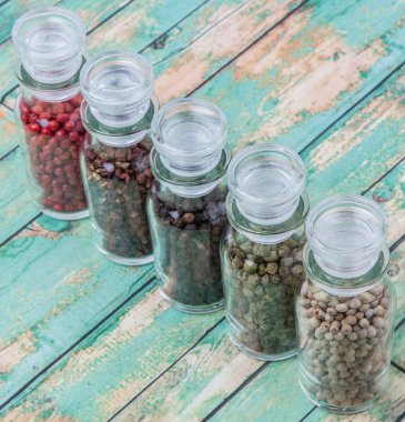 Cam şişe içinde peppercorns değişiklik