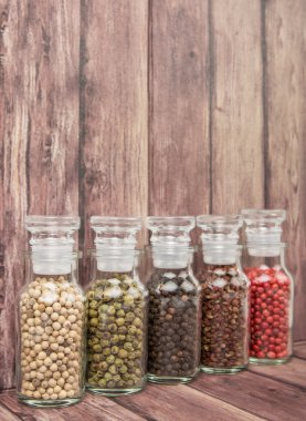 Cam şişe içinde peppercorns değişiklik