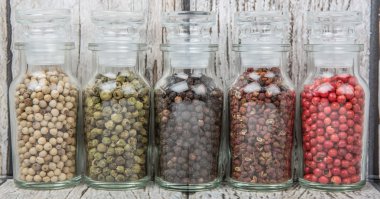 Cam şişe içinde peppercorns değişiklik