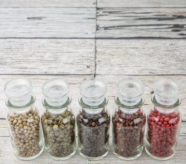 Cam şişe içinde peppercorns değişiklik