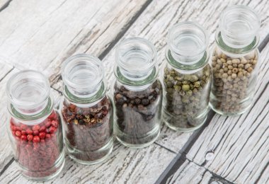 Cam şişe içinde peppercorns değişiklik