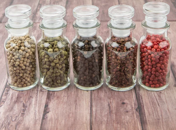 Varietà di grani di pepe in fiala di vetro — Foto Stock
