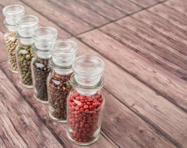 Varietà di grani di pepe in fiala di vetro — Foto Stock