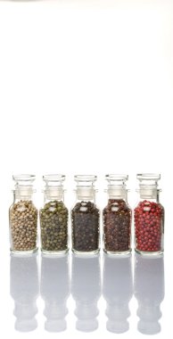 Cam şişe içinde peppercorns değişiklik