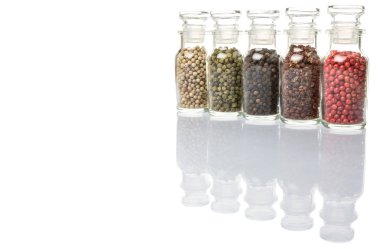 Cam şişe içinde peppercorns değişiklik