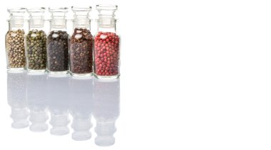 Cam şişe içinde peppercorns değişiklik