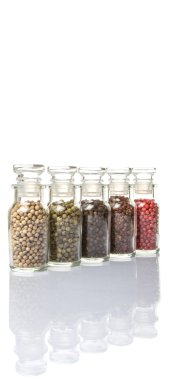 Cam şişe içinde peppercorns değişiklik