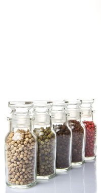 Cam şişe içinde peppercorns değişiklik
