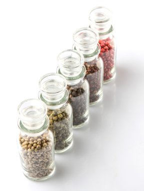 Cam şişe içinde peppercorns değişiklik